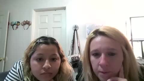 Snapshot of molovescows chatting on 12-16-25, 01:43 Bbymoxoxo online show from 12-16-25, 01:43