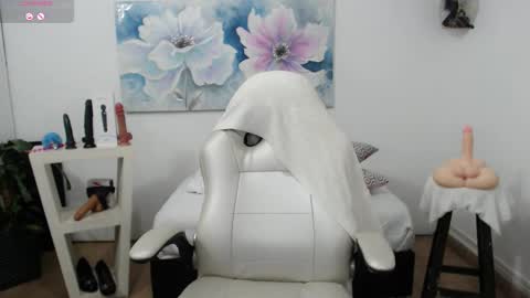 Snapshot of mom_17 chatting on 03-06-25, 12:21 Celeste online show from 03-06-25, 12:21