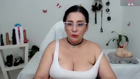 Snapshot of mom_17 chatting on 09-18-25, 10:12 Celeste online show from 09-18-25, 10:12