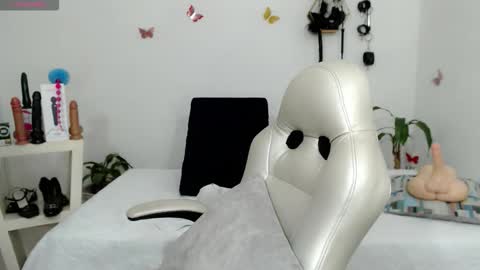 Snapshot of mom_17 chatting on 10-15-25, 08:31 Celeste online show from 10-15-25, 08:31