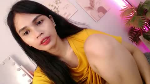 Snapshot of momi_khem019 chatting on 05-29-26, 06:55 MOMIKHEM online show from 05-29-26, 06:55