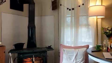 Snapshot of mommamia12 chatting on 11-21-25, 01:54 Mia online show from 11-21-25, 01:54