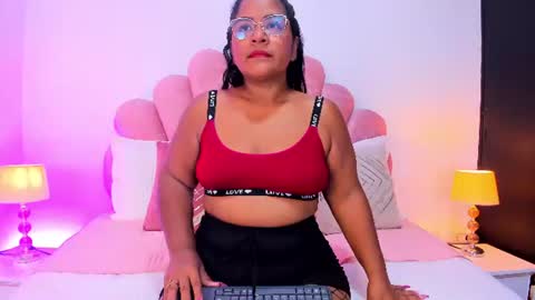 Snapshot of mommy_huge_ass chatting on 07-06-26, 07:38 Victoria online show from 07-06-26, 07:38