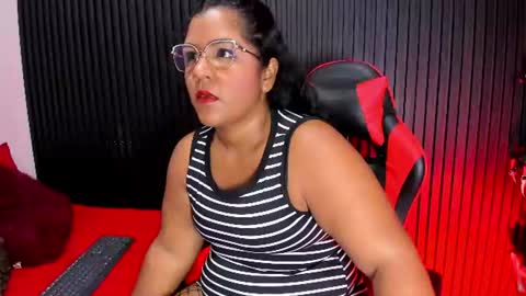 Snapshot of mommy_huge_ass chatting on 08-06-26, 01:02 Victoria online show from 08-06-26, 01:02