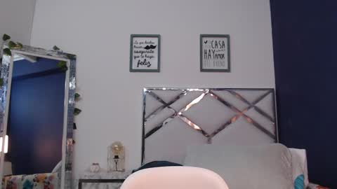 Snapshot of mommyissuess_ chatting on 02-19-25, 02:23 Daphne online show from 02-19-25, 02:23