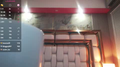 Snapshot of mommyissuess_ chatting on 02-20-25, 02:18 Daphne online show from 02-20-25, 02:18