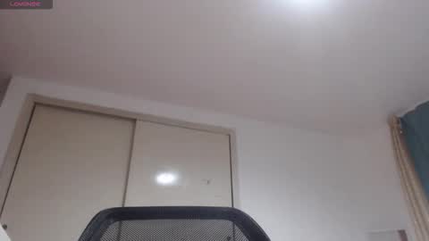 Snapshot of mommyissuess_ chatting on 10-13-25, 10:48 Daphne online show from 10-13-25, 10:48