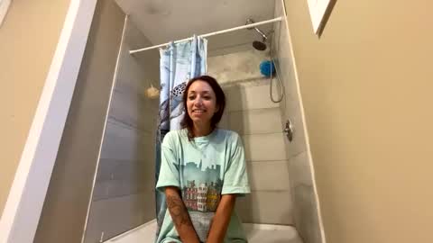 Snapshot of mommyswett chatting on 10-28-25, 01:47 mommyswett online show from 10-28-25, 01:47