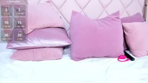 Momo  online show from 10-14-25, 10:43