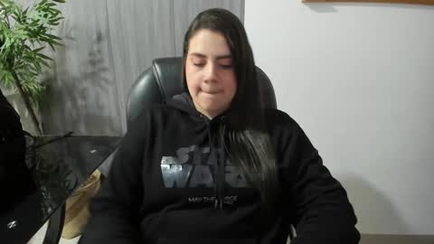 Snapshot of mona28__ chatting on 09-19-25, 11:55 Mona online show from 09-19-25, 11:55