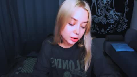 Snapshot of monalauu chatting on 05-27-26, 10:34 online show from 05-27-26, 10:34