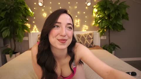 Snapshot of monamourrrr chatting on 01-14-25, 07:06 Taina online show from 01-14-25, 07:06