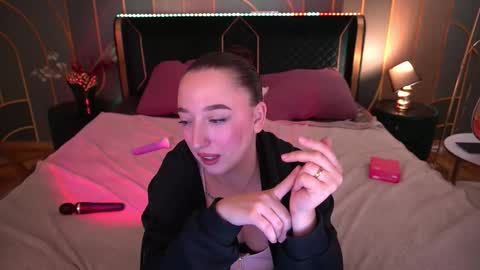 Snapshot of monamourrrr chatting on 09-16-25, 06:53 Taina online show from 09-16-25, 06:53
