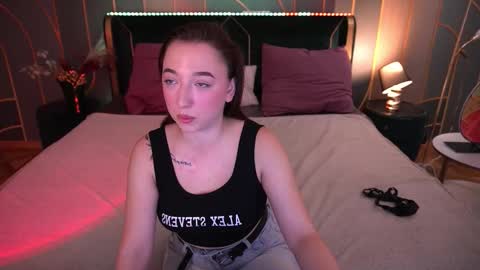 Snapshot of monamourrrr chatting on 09-20-25, 06:25 Taina online show from 09-20-25, 06:25
