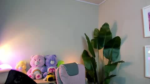 Snapshot of monaviv_ chatting on 10-21-25, 12:39 Nonaviv online show from 10-21-25, 12:39