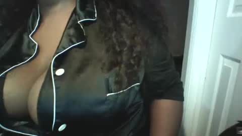 Snapshot of moni_simone chatting on 10-21-25, 03:18 moni_simone online show from 10-21-25, 03:18