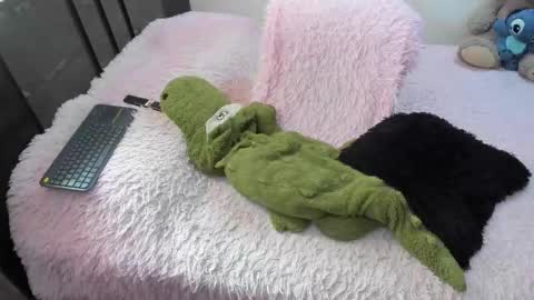 monicaharrison online show from 12-19-25, 03:08