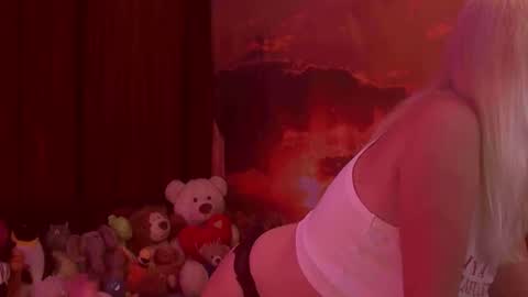 Snapshot of monicutex chatting on 11-15-25, 03:37 Monika online show from 11-15-25, 03:37