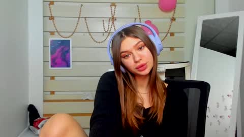 Snapshot of monika_youu chatting on 02-14-25, 12:19 Monika online show from 02-14-25, 12:19