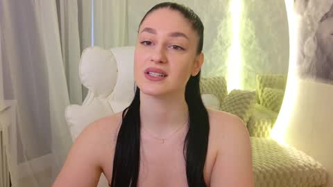 Snapshot of monique_a chatting on 05-17-26, 09:17 Ask me online show from 05-17-26, 09:17