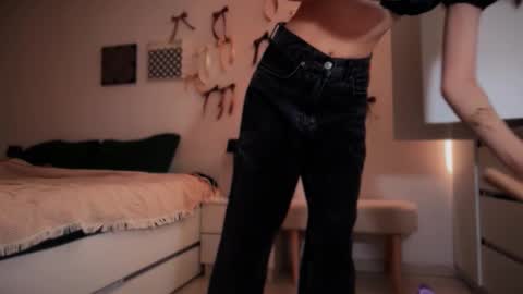 Snapshot of monnymoonn chatting on 12-20-25, 09:49 Mary online show from 12-20-25, 09:49