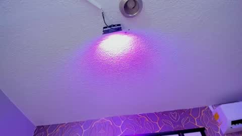 Snapshot of monserrat_girl chatting on 12-16-25, 04:06 online show from 12-16-25, 04:06