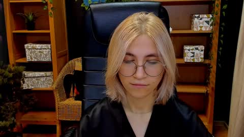 Snapshot of moon13152 chatting on 12-07-24, 08:05 Katrin online show from 12-07-24, 08:05