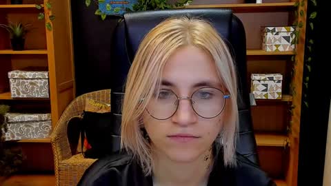 Snapshot of moon13152 chatting on 12-07-24, 11:12 Katrin online show from 12-07-24, 11:12