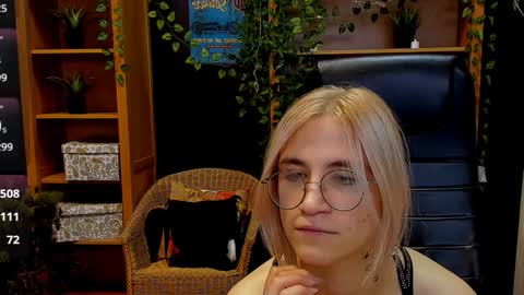 Snapshot of moon13152 chatting on 12-08-24, 02:18 Katrin online show from 12-08-24, 02:18