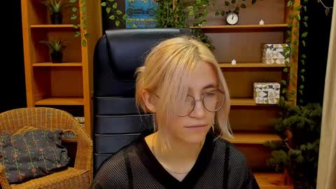 Snapshot of moon13152 chatting on 12-10-24, 06:17 Katrin online show from 12-10-24, 06:17