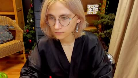 Snapshot of moon13152 chatting on 12-11-24, 12:33 Katrin online show from 12-11-24, 12:33