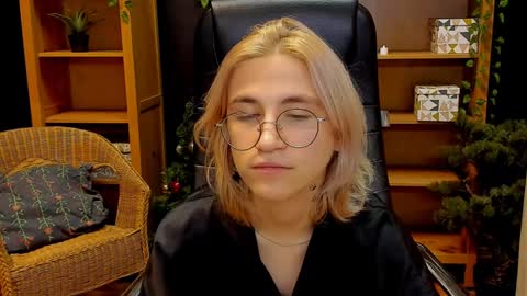 Snapshot of moon13152 chatting on 12-11-24, 03:35 Katrin online show from 12-11-24, 03:35