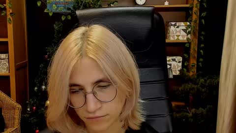 Snapshot of moon13152 chatting on 12-12-24, 06:42 Katrin online show from 12-12-24, 06:42