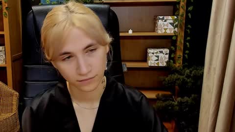 Snapshot of moon13152 chatting on 12-14-24, 09:02 Katrin online show from 12-14-24, 09:02
