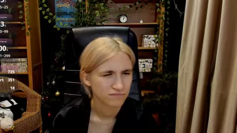 Snapshot of moon13152 chatting on 12-15-24, 03:13 Katrin online show from 12-15-24, 03:13