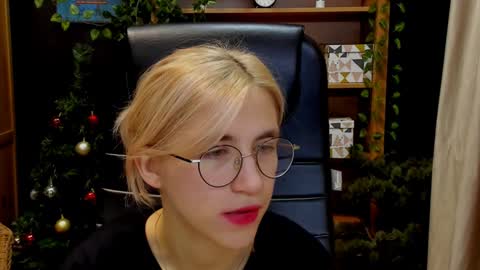 Snapshot of moon13152 chatting on 12-15-24, 04:26 Katrin online show from 12-15-24, 04:26