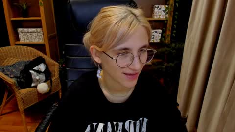 Snapshot of moon13152 chatting on 12-15-24, 07:31 Katrin online show from 12-15-24, 07:31