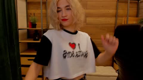 Snapshot of moon13152 chatting on 12-16-24, 04:27 Katrin online show from 12-16-24, 04:27