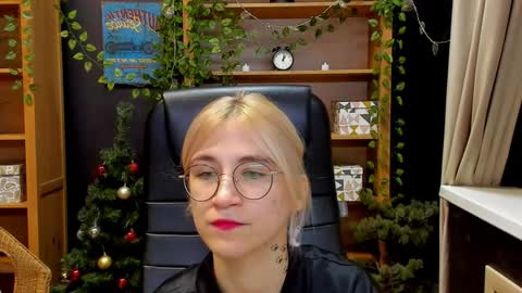 Snapshot of moon13152 chatting on 12-18-24, 09:08 Katrin online show from 12-18-24, 09:08