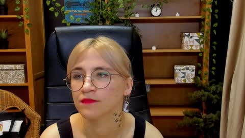 Snapshot of moon13152 chatting on 12-19-24, 03:18 Katrin online show from 12-19-24, 03:18