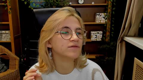 Snapshot of moon13152 chatting on 12-21-24, 04:46 Katrin online show from 12-21-24, 04:46