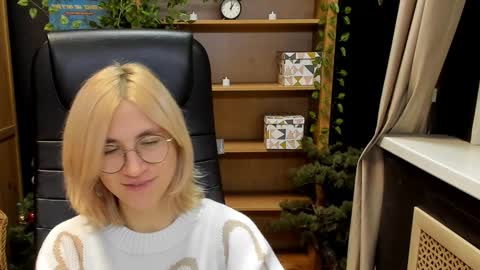 Snapshot of moon13152 chatting on 12-21-24, 07:49 Katrin online show from 12-21-24, 07:49