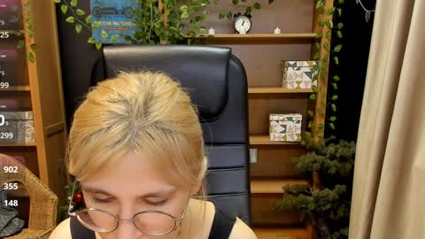 Snapshot of moon13152 chatting on 12-22-24, 01:55 Katrin online show from 12-22-24, 01:55