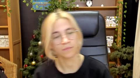 Snapshot of moon13152 chatting on 12-23-24, 04:06 Katrin online show from 12-23-24, 04:06