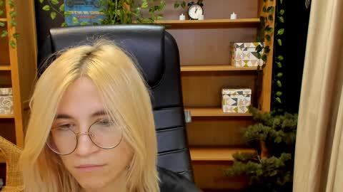 Snapshot of moon13152 chatting on 12-26-24, 09:15 Katrin online show from 12-26-24, 09:15