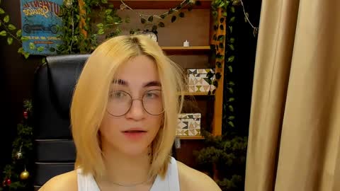 Snapshot of moon13152 chatting on 12-30-24, 04:19 Katrin online show from 12-30-24, 04:19