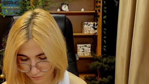 Snapshot of moon13152 chatting on 12-31-24, 12:32 Katrin online show from 12-31-24, 12:32