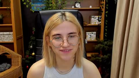 Snapshot of moon13152 chatting on 01-02-25, 06:18 Katrin online show from 01-02-25, 06:18
