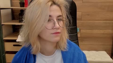 Snapshot of moon13152 chatting on 01-02-25, 10:22 Katrin online show from 01-02-25, 10:22