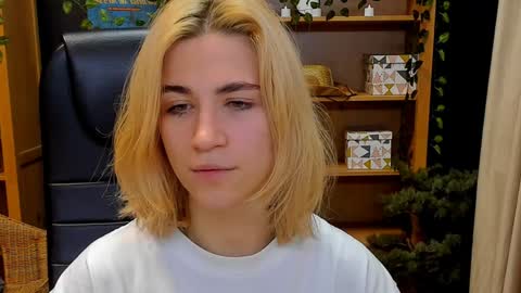 Snapshot of moon13152 chatting on 01-03-25, 09:57 Katrin online show from 01-03-25, 09:57